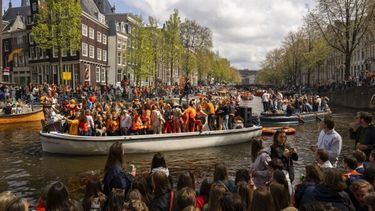 hombre armado con cuchillo hiere a varias personas en amsterdam, incluyendo estadounidenses