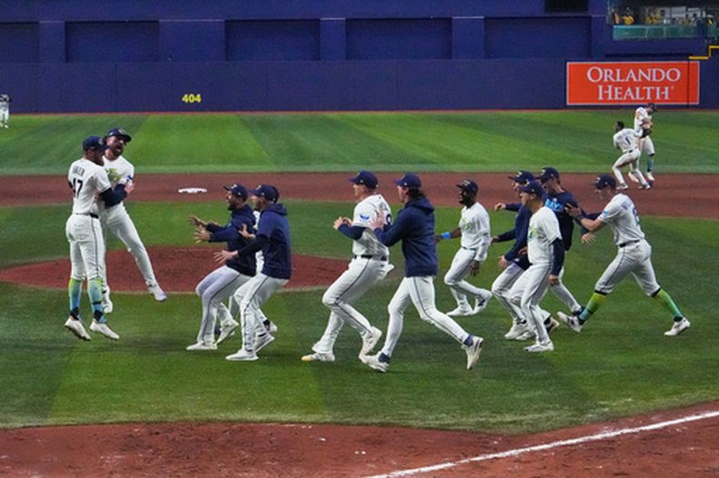 Los Rays de Tampa Bay celebran su victoria en el Juego 6 de la Serie de Campeonato de la Liga Americana sobre los Guardianes de Cleveland, el lunes 19 de octubre de 2026, en San Petersburgo, Florida. (AP Foto/David J. Phillip)
