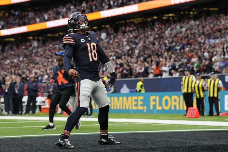 El quarterback de los Bears de Chicago Caleb Williams celebra después de que el running back DAndre Swift (4) consigue un touchdown en el cuarto final del partido contra los Jaguars de Jacksonville, el domingo 13 de octubre de 2024, en Londres. (AP Foto/Steve Luciano)
