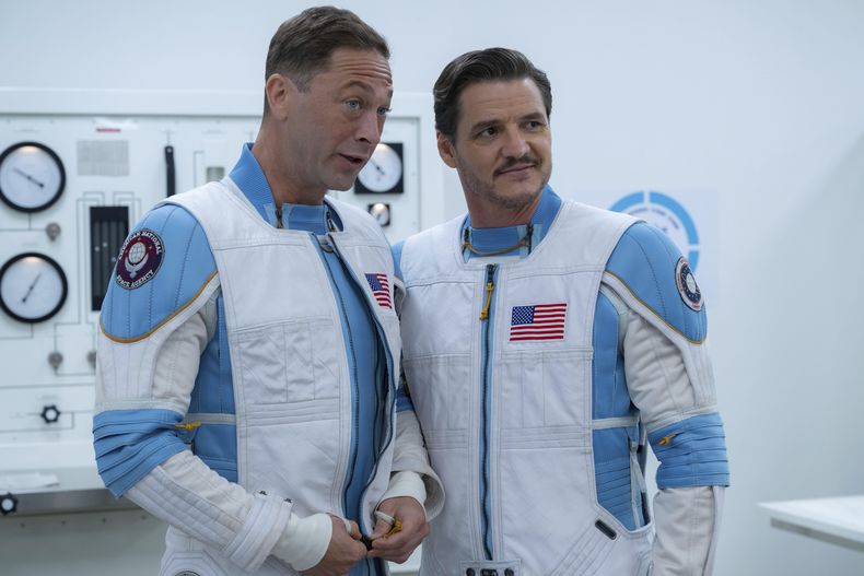 Esta imagen publicada por Disney muestra a Ebon Moss-Bachrach, a la izquierda, y Pedro Pascal en una escena de The Fantastic Four: First Steps. (Jay Maidment/Disney via AP)