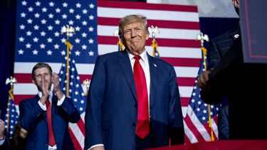 El precandidato presidencial republicano y expresidente Donald Trump en un evento posterior a los caucus de Iowa, el lunes 15 de enero de 2024, en Des Moines. En la fotografía también aparece Eric Trump, a la izquierda. (AP Foto/Andrew Harnik)