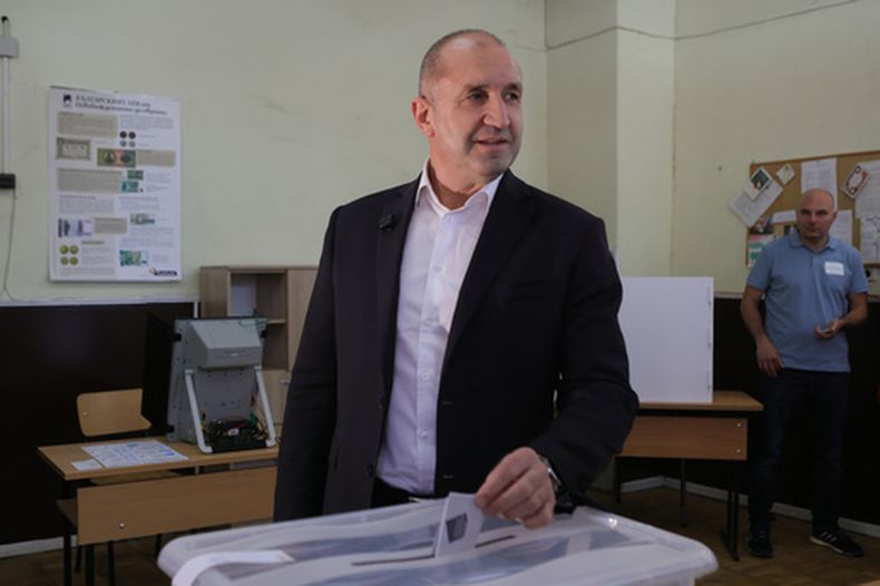El ex presidente búlgaro Rumen Radev deposita su voto en Sofia, Bulgaria, el 19 de abril del 2026. (AP foto/Valentina Petrova)