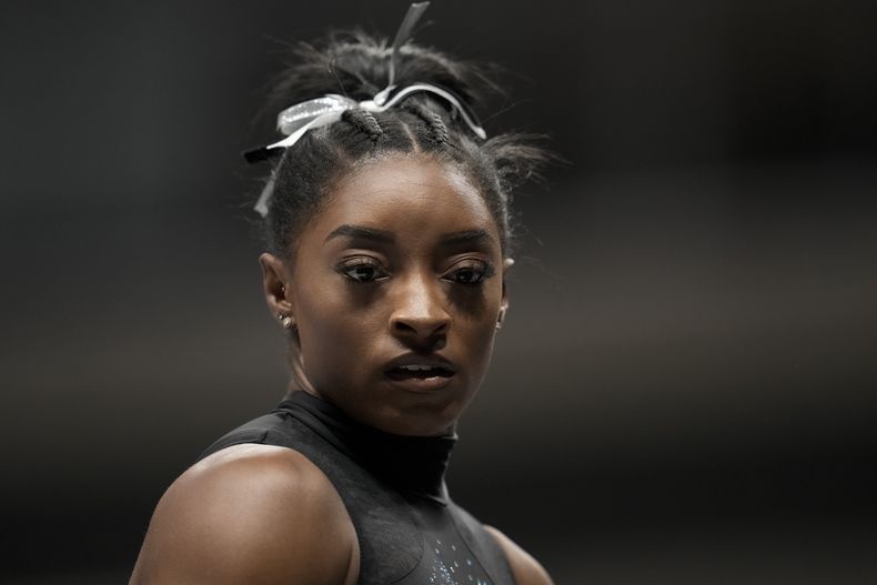 Simone Biles calienta antes del Campeonato de Gimnasia de Estados Unidos, el domingo 27 de agosto de 2023, en San José California. (AP Foto/Godofredo A. Vásquez)