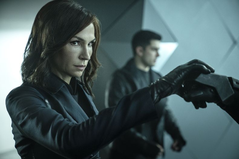 En esta imagen proporcionada por Sony Pictures Famke Janssen, izquierda, y Diego Tinoco en una escena de Knights of the Zodiac (Los Caballeros del Zodiaco: Saint Seiya - El Inicio). (David Lukas/Sony Pictures vía AP)