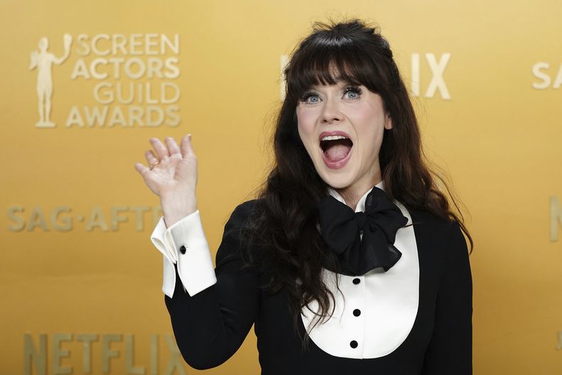 Zooey Deschanel llega a la 31ª edición anual de los Premios SAG el domingo 23 de febrero de 2025 en el Shrine Auditorium de Los Ángeles. (Foto Jordan Strauss/Invision/AP)