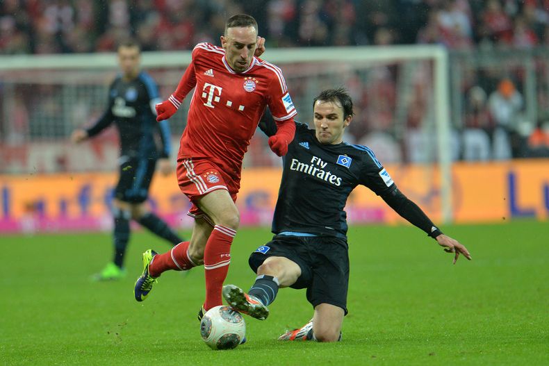 El jugador de Bayern Munich, Franck Ribery, izquierda, disputa un bal&oacute;n en un partido contra Hamburgo por la Bundesliga el s&aacute;bado, 14 de diciembre de 2013, en Munich, Alemania. (AP Photo/Kerstin Joensson)