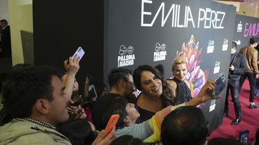La actriz Karla Sofía Gascón interactúa con sus fans en un evento de alfombra roja para promover la película Emilia Pérez, en la Ciudad de México, el miércoles 15 de enero de 2025. (Foto AP /Eduardo Verdugo)