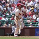 Paul Goldschmidt de los Cardenales de San Luis observa su jonrón de tres carreras en la tercera entrada del primer juego de una doble cartelera ante los Yanquis de Nueva York el sábado 1 de julio del 2023. (AP Foto/Jeff Roberson)