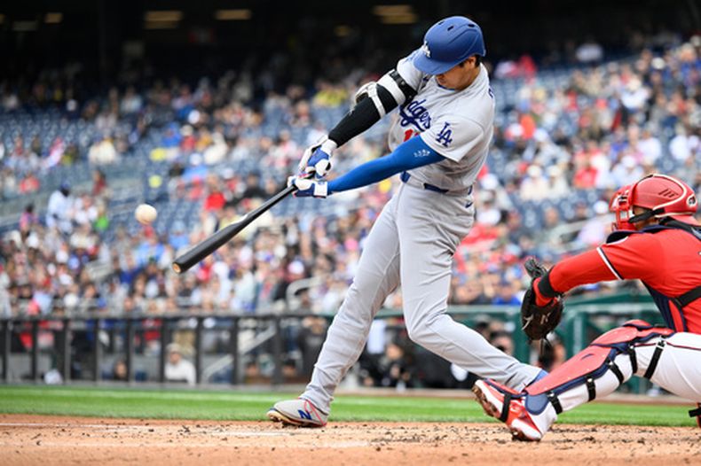 Shohei Ohtani, de los Dodgers de Los Ángeles, conecta un cuadrangular durante la tercera entrada del juego de béisbol de Grandes Ligas contra los Nacionales de Washington, el domingo 5 da abril de 2026 en Washington. (AP Foto/Nick Wass)
