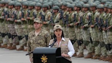 La presidenta de Perú, Keiko Fujimori, pronuncia un discurso para anunciar la creación de un equipo de élite contra el crimen, integrado por policías y militares, en una base militar de Lima, Perú, el miércoles 7 de octubre de 2026. (Foto AP/Martín Mejía)