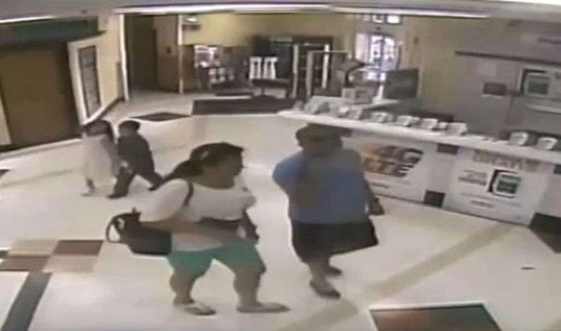 Una pareja quedó captada en video cuando manipulaban precisamente  una cámara de seguridad de una joyería dentro de un supermercado Sedano's en Hialeah. Se cree que ambos estarían relacionados con un robo que ocurrió en ese lugar.