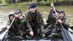 ARCHIVO - La princesa heredera belga Elisabeth, al centro, participa en un ejercicio militar de tres días en un Centro de Entrenamiento de Comandos del Ejército, el lunes 26 de julio de 2021, en Marche-les-Dames, Bélgica. (Frederic Sierakowski, foto compartida vía AP, archivo)