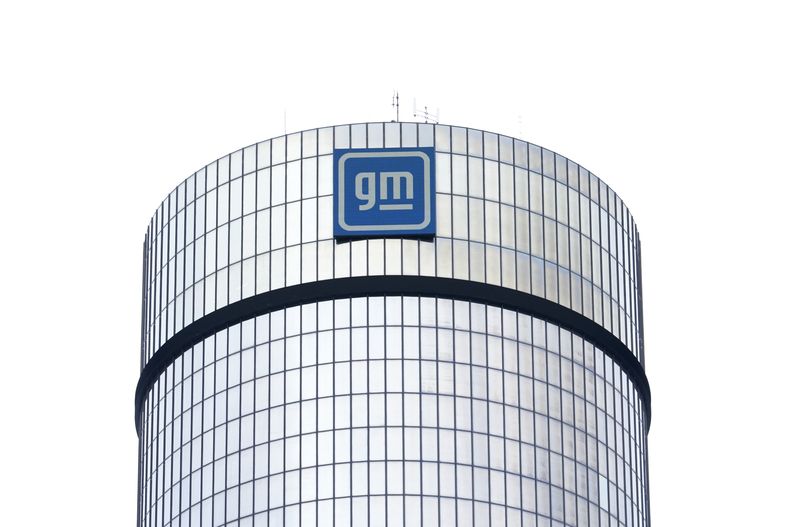 ARCHIVO – El logotipo de General Motors en un edificio, el 24 de abril de 2024, en Detroit. (AP Foto/Paul Sancya, Archivo)