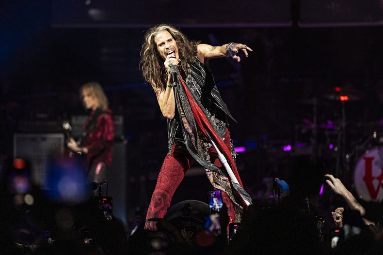 El vocalista de la banda de rock Aerosmith, Steven Tyler, canta durante el primer concierto de su gira Peace Out: The Farewell Tour, el sábado 2 de septiembre de 2023, en el Wells Fargo Center de Filadelfia. Aerosmith pospuso múltiples fechas de su gira de despedida pues su líder Steven Tyler se lesionó las cuerdas vocales el fin de semana del 9 de septiembre. (Foto de Amy Harris/Invision/AP, archivo)