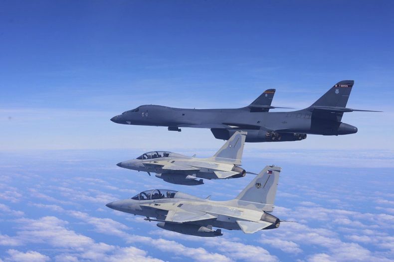 Dos cazas FA-50 de las fuerzas aéreas de Filipinas vuelan junto a un bombardero B-1 de Estados Unidos durante unas maniobras y una patrulla conjunta sobre el mar de China meridional, el 4 de febrero de 2025.(Fuerza Aérea de Filipinas vía AP)