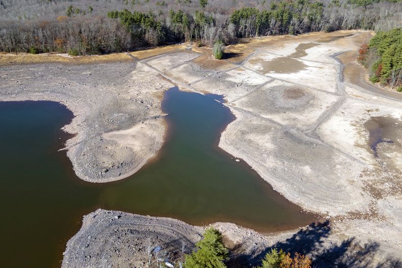 El retroceso de las aguas deja al descubierto el lecho del lago en el embalse de Ashokan, en el condado de Ulster, Nueva York, el miércoles 13 de noviembre de 2024. (Foto AP/Ted Shaffrey)