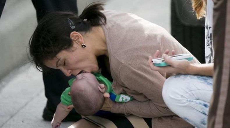 Una mujer se bajó de su auto en pleno embotellamiento gritando que su sobrino de cinco meses se ahogaba. Inmediatamente fue socorrido por otros conductores. Conmovedoras imágenes.