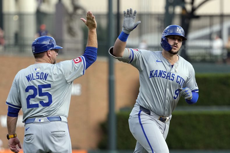 Vinnie Pasquantino de los Reales de Kansas City saluda al entrenador de tercera base Vance Wilson tras su jonrón de tres carreras en la primera entrada ante los Tigres de Detroit el jueves 1 de agosto del 2024. (AP Foto/Carlos Osorio)