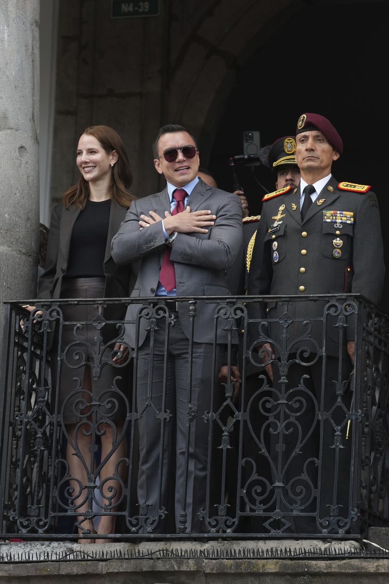 El presidente de Ecuador, Daniel Noboa, y su esposa Lavinia Valbonesi asisten al cambio de guardia presidencial en el palacio de Carondelet en Quito, Ecuador, el martes 15 de abril de 2025. (AP Foto/Dolores Ochoa)