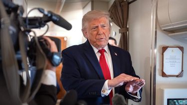 El presidente de Estados Unidos Donald Trump habla con reporteros a bordo del Air Force One en camino a la Base Aérea Andrews, en Maryland, el viernes 5 de junio de 2026. (AP Foto/Mark Schiefelbein)