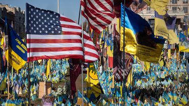 Banderas ucranianas y estadounidenses en un memorial improvisado en Kiev, Ucrania, el 27 de septiembre del 2024. (AP foto/Efrem Lukatsky)