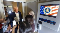 El presidente Donald Trump habla con reporteros a bordo del Air Force One mientras viaja de Las Vegas a Miami el 25 de enero del 2025. (AP foto/Mark Schiefelbein)
