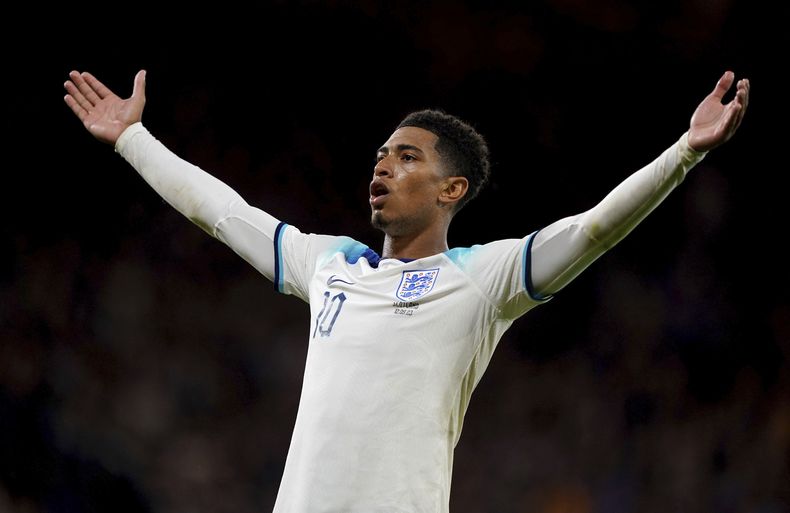 El volante inglés Jude Bellingham tras marcar el segundo gol en el partido amistoso contra Escocia, el martes 12 de septiembre de 2023, en Glasgow. (Andrew Milligan/PA vía AP)