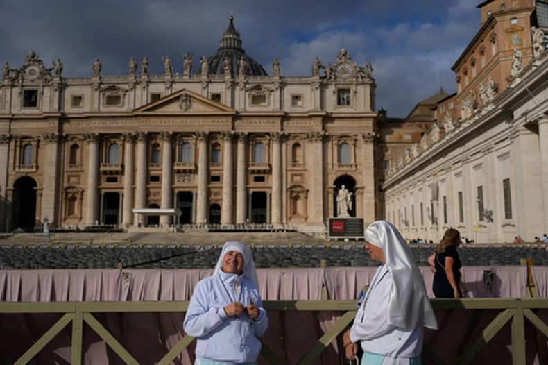 Dos monjas llegan a la plaza de San Pedro del Vaticano para la bendición semanal del mediodía tras rezar el Angelus con el papa León XIV, el domingo 18 de octubre de 2026, al día siguiente de que el pontífice regresara del hospital, donde fue operado de cáncer de pulmón el martes. (AP Foto/Gregorio Borgia)