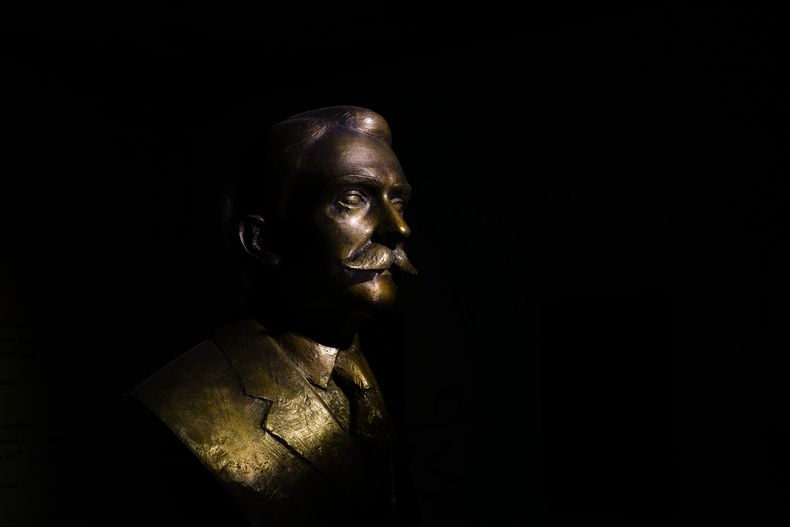 ARCHIVO - El busto en bronce de Pierre de Coubertin en la entrada del Comité Olímpico Helénico, en Atenas, el 2 de abril de 2024. (AP Foto/Petros Giannakouris)