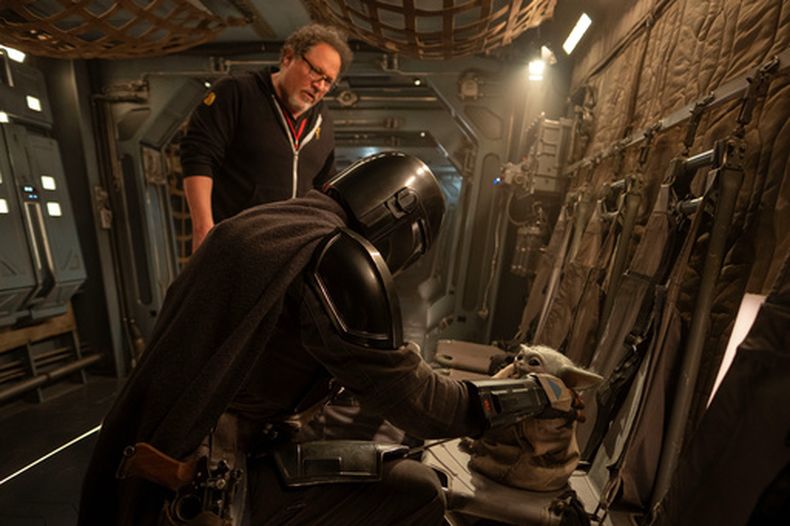 Esta imagen, difundida por Disney, muestra al director Jon Favreau, izquierda, y a Pedro Pascal en el set de rodaje de Star Wars: The Mandalorian and Grogu de Lucasfilm. (Francois Duhamel/Lucasfilm Ltd./Disney via AP)