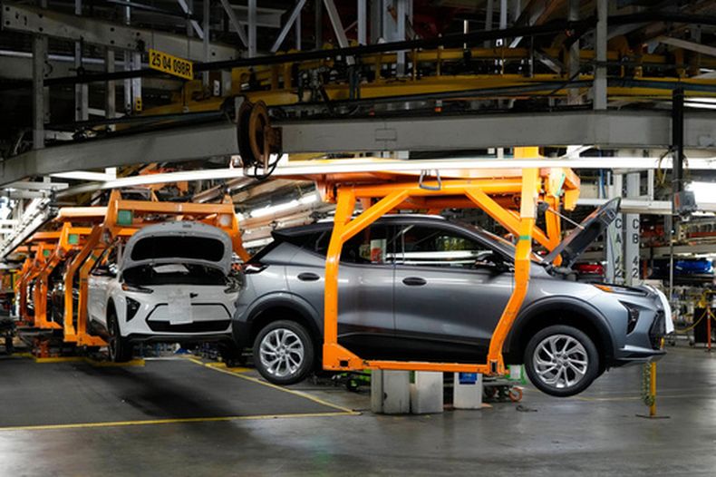 Una línea de montaje de los Chevrolet Bolt EV y EUV 2023 en la planta de General Motors, en Lake Orion, Michigan, el 15 de junio de 2023. (Foto AP/Carlos Osorio, Archivo)