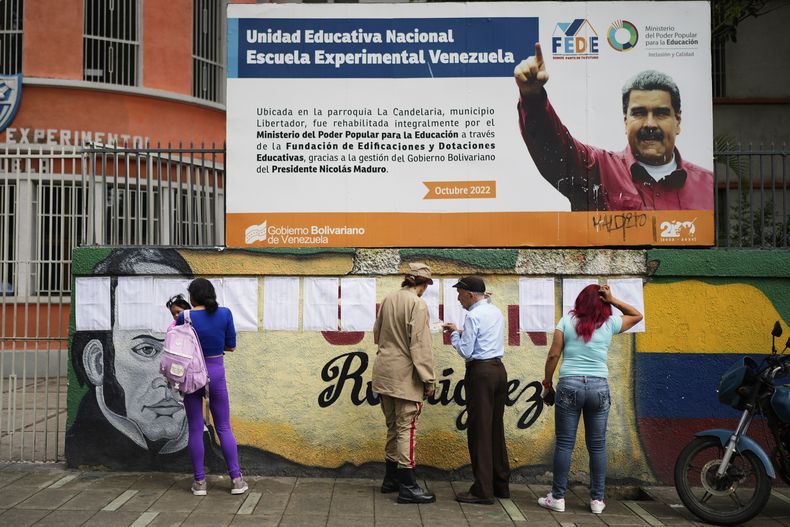Los votantes miran las listas en un centro de votación durante las elecciones legislativas y de gobernadores en Caracas, Venezuela, el domingo 25 de mayo de 2025.(AP Foto/Ariana Cubillos)