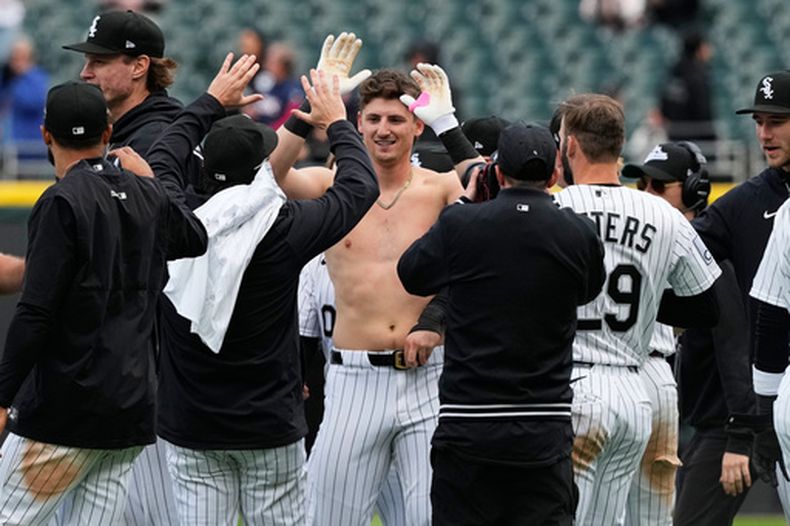 Colson Montgomery (centro) de los Medias Blancas de Chicago celebra con sus compañeros tras conectar el hit de la victoria ante los Angelinos de Los Ángeles, el miércoles 29 de abril de 2026. (AP Foto/Nam Y. Huh)