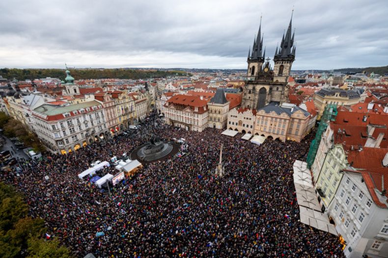 Personas asisten a una protesta titulada ¡No intervengan en los medios!, organizada por el grupo Un millón de momentos para la democracia, en la plaza de la Ciudad Vieja de Praga, República Checa, el domingo 25 de octubre de 2026. (Ondrej Deml/CTK vía AP)