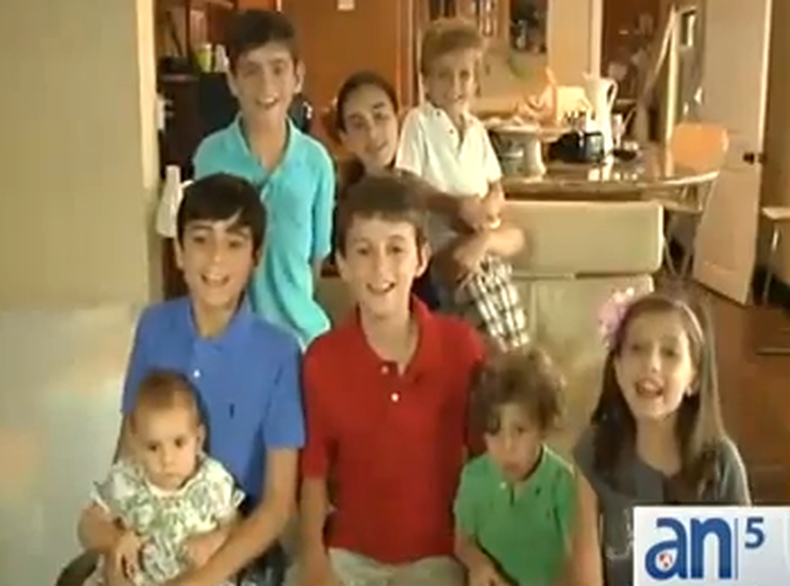 Con motivo del día de las madres les traemos una historia muy poco común: Una madre de ocho hijos en espera del noveno que muy amablemente nos abrió las puertas de su casa para conocer cómo se organizan y cuál es la clave para no volverse locos.