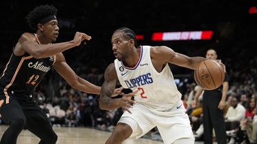 Leonard suma 32 puntos; Clippers derrotan a Hawks