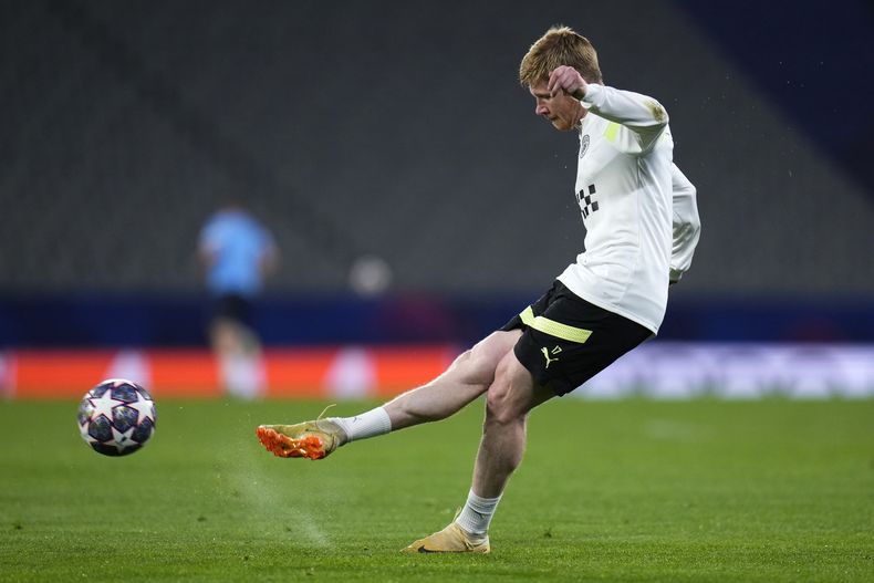 Kevin De Bruyne, del Manchester City, entrena el viernes 9 de junio de 2023, en Estambul, Turquía (AP Foto/Manu Fernández)
