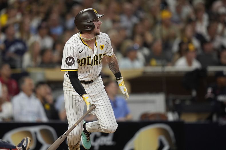 Jackson Merrill, de los Padres de San Diego, observa su doblete productor de tres carreras durante la tercera entrada del juego de béisbol en contra de los Mellizos de Minnesota, el lunes 19 de agosto de 2024, en San Diego. (AP Foto/Gregory Bull)