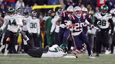 Regreso de patada de Jones rescata victoria de Patriots