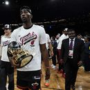 El pívot del Heat de Miami Bam Adebayo camina con el Trofeo Bob Cousey tras ganar el juego 7 de las finales de la Conferencia Este ante los Celtics de Boston el lunes 29 de mayo del 2023. (AP Foto/Charles Krupa )