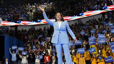 ARCHIVO - La vicepresidenta Kamala Harris saluda durante un mitin de campaña, el 30 de julio de 2024, en Atlanta. (Foto AP/John Bazemore, Archivo)