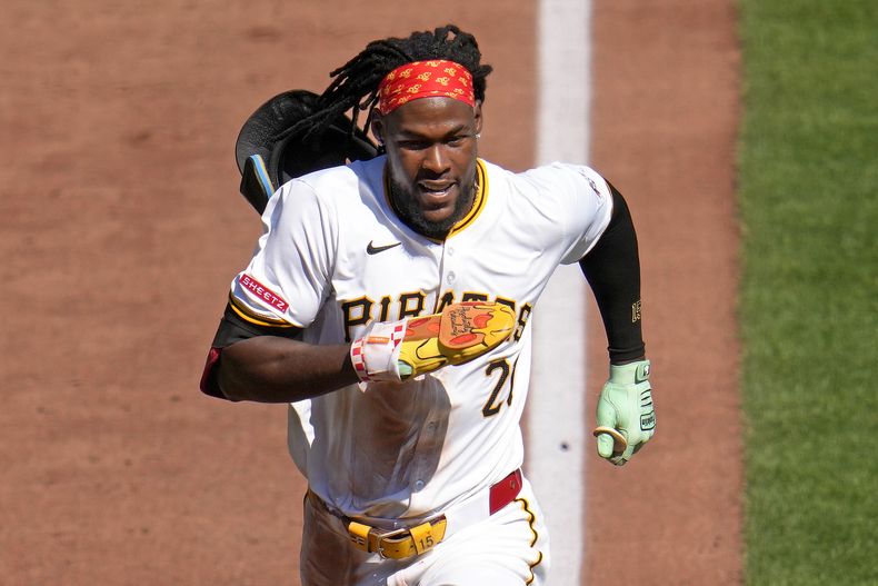 Oneil Cruz de los Piratas de Pittsburgh anota ante los Reales de Kansas City, el domingo 15 de septiembre de 2024. (AP Foto/Gene J. Puskar)