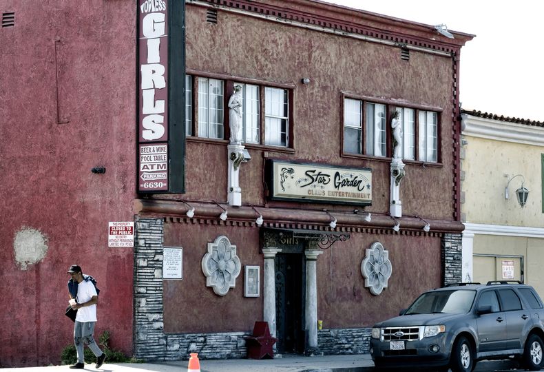 Un peatón camina frente al Star Garden Topless Dive Bar, un club en la sección de North Hollywood, el miércoles 17 de mayo de 2023, en Los Ángeles. (AP Foto/Richard Vogel)