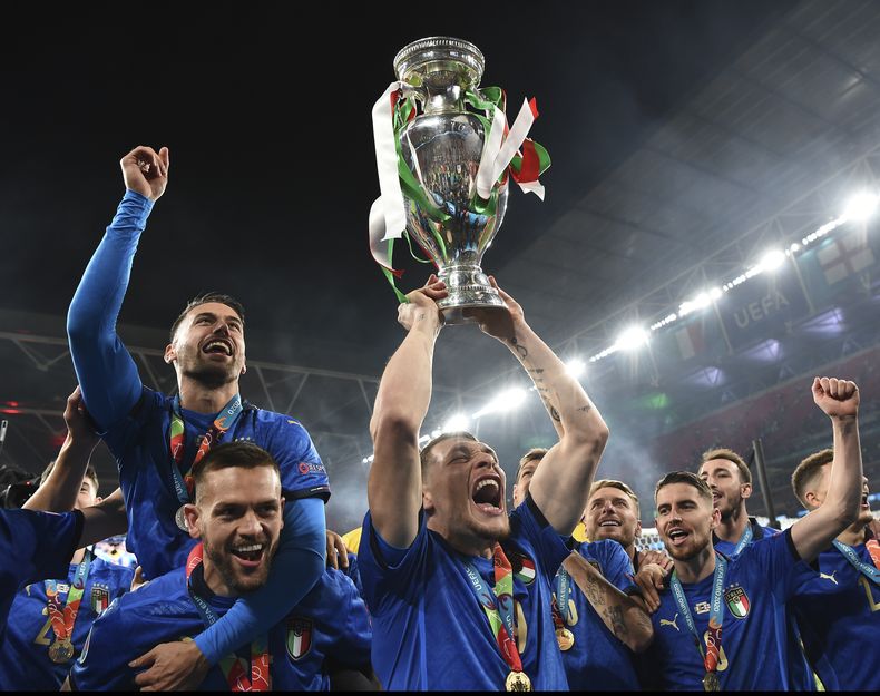 ARCHIVO - El italiano Andrea Belotti sostiene el trofeo del Campeonato Europeo tras derrotar a Inglaterra en la final, el 11 dejulio de 2021, en Londres. (Andy Rain/Pool Foto vía AP)