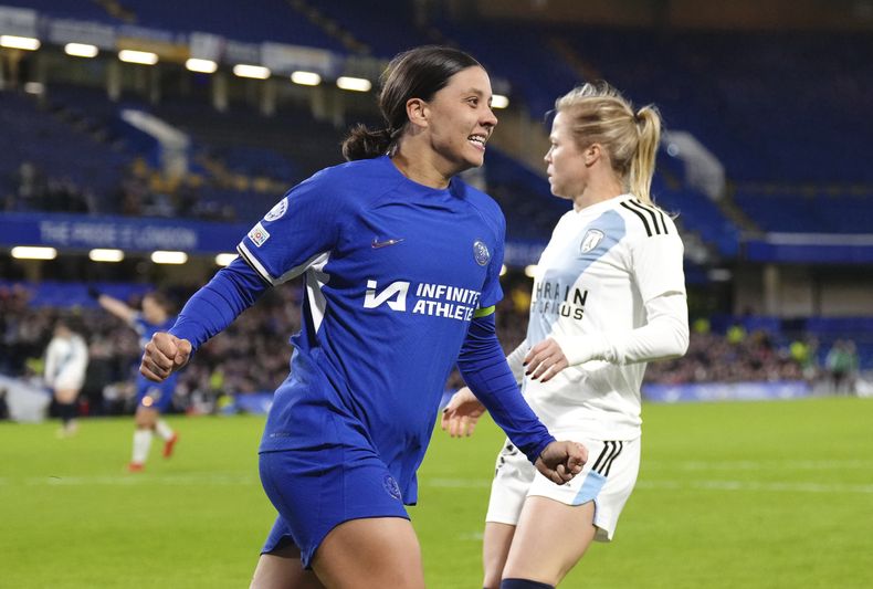 Sam Kerr celebra tras marcar el segundo gol de Chelsea ante Paris FC en la Liga de Campeones femenina, el jueves 23 de noviembre de 2023, en Londres. ( John Walton/PA vía AP)