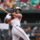 Anthony Santander de los Orioles de Baltimore batea un sencillo ante los Mellizos de Minnesota, el domingo 2 de julio de 2023. (AP Foto/Julio Cortez)