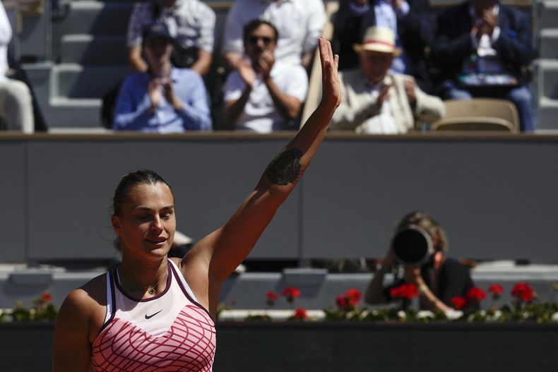 La bielorrusa Aryna Sabalenka celebra tras superar a la rusa Kamilla Rakhimova en la tercera ronda del Abierto de Francia el viernes 2 de junio del 2023. (AP Foto/Thibault Camus)