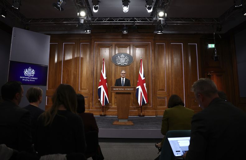 El primer ministro británico Keir Starmer habla durante una conferencia de prensa en la sala de prensa de Downing Street en Londres, el 21 de enero de 2025, tras la declaración de culpabilidad del acusado de los asesinatos de Southport, Axel Rudakubana. (Henry Nicholls/Pool Foto via AP)