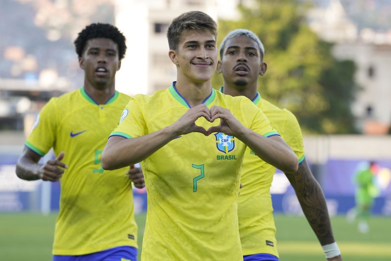 Gabriel Pirani (primer plano) celebra tras anotar el segundo gol de Brasil en la victoria 2-1 ante Ecuador en el Preolímpico Sub23 de Sudamérica, el lunes 29 de enero de 2024, en Caracas. (AP Foto/Ariana Cubillos)