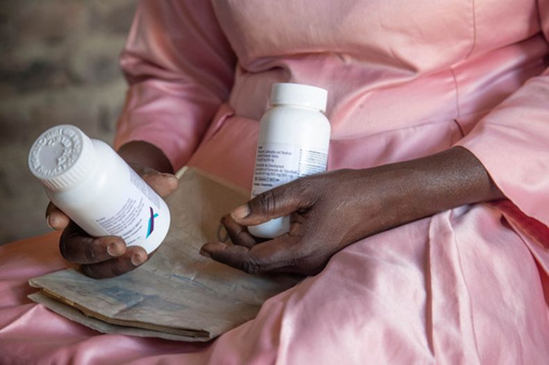 Una mujer con medicinas contra el VIH que recibió del programa estadounidense PEPFAR, en Harare, Zimbabue, el 7 de febrero del 2025. (AP foto/Aaron Ufumeli)